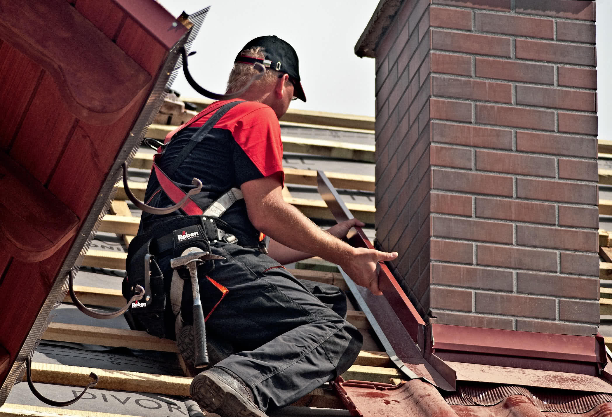 Obróbka komina to miejsce wymagające szczególnej staranności dekarzy. RÖBEN Obróbka komina to miejsce wymagające szczególnej staranności dekarzy. RÖBEN